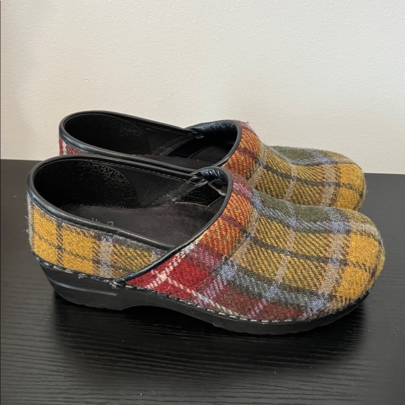 Dansko Plaid Print Multicolor Wool Clogs Size 40 / 10 **Left shoe Damaged** - Picture 8 of 14